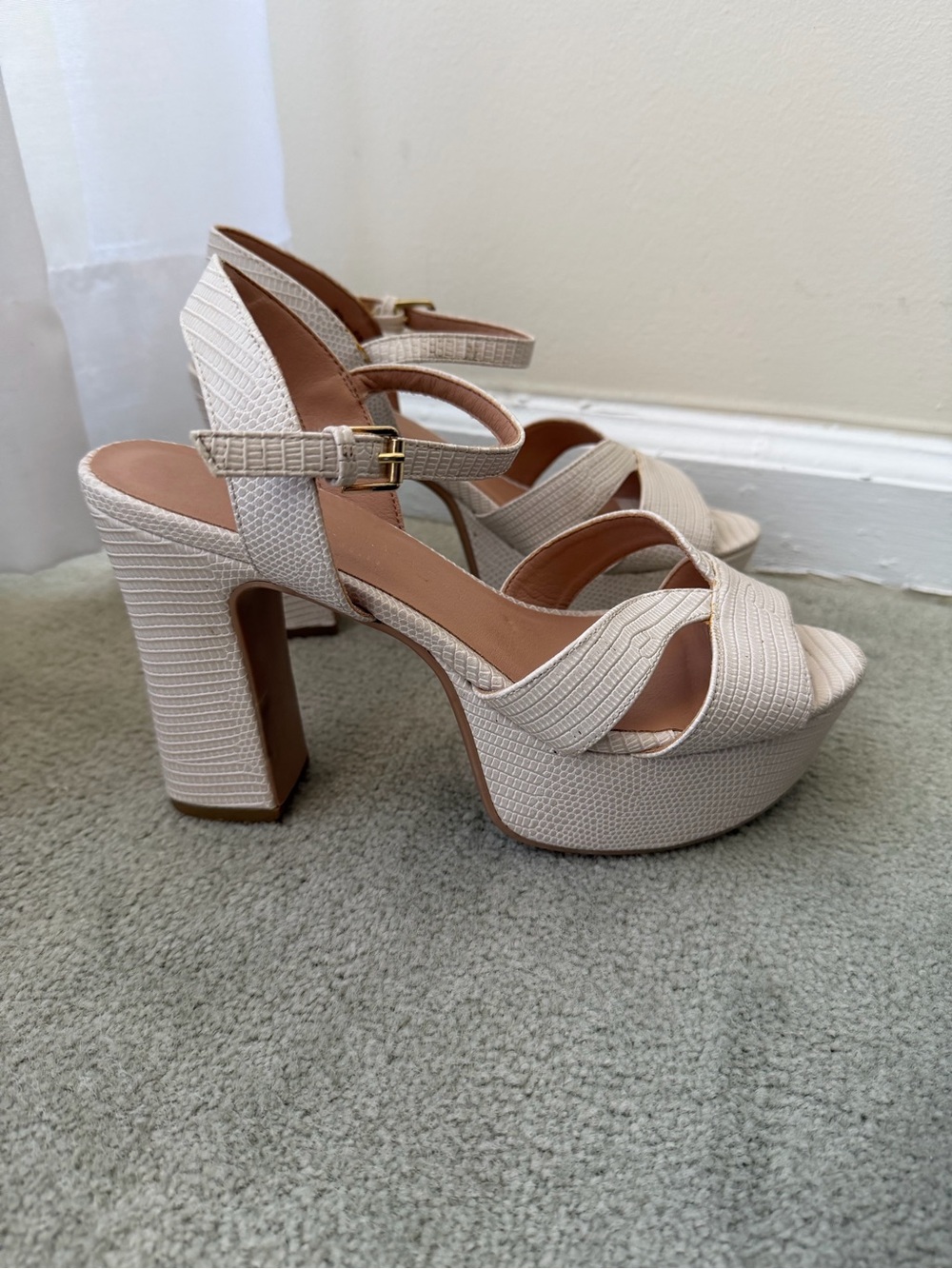 🗽Chinese Laundry Cream Textured Platform Heel Sandals
